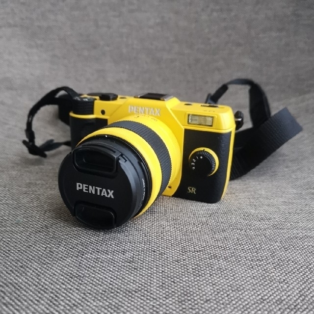 PENTAX(ペンタックス)のペンタックス Pentax Q7 ミラーレス一眼カメラ イエロー スマホ/家電/カメラのカメラ(ミラーレス一眼)の商品写真