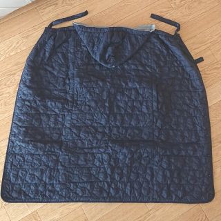 ユニクロ(UNIQLO)の【maki.t様専用】ユニクロ 抱っこ紐ケープ【ネイビー】(抱っこひも/おんぶひも)