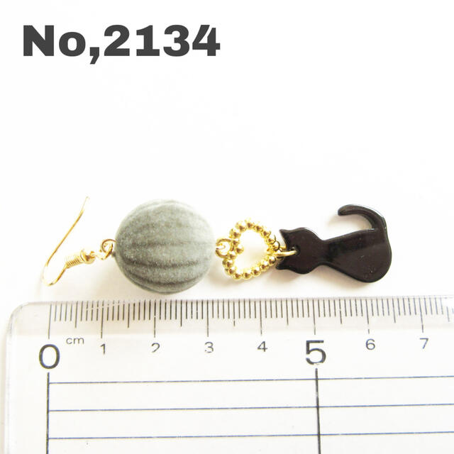 No.2134 新作❤️グレー❤️ベロア&黒猫ピアス gy1 ハンドメイドのアクセサリー(ピアス)の商品写真