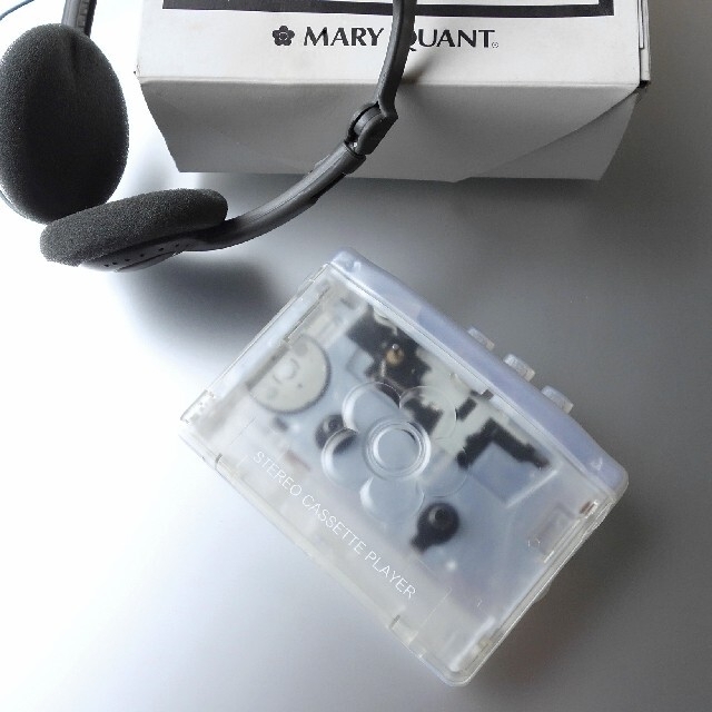 【動作確認済】カセットテーププレーヤー & ヘッドホンセット マリー・クワント スマホ/家電/カメラのオーディオ機器(ポータブルプレーヤー)の商品写真