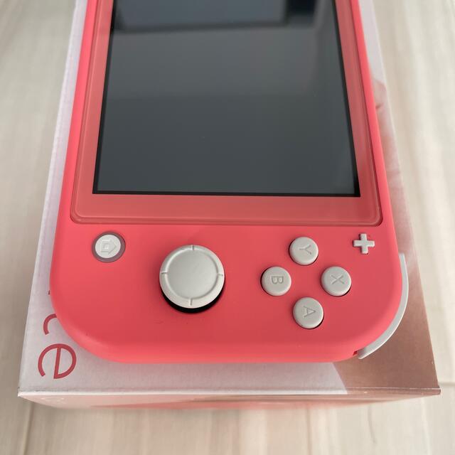 Nintendo Switch(ニンテンドースイッチ)のNintendo SWITCH Lite コーラルピンク　保証書付 エンタメ/ホビーのゲームソフト/ゲーム機本体(携帯用ゲーム機本体)の商品写真