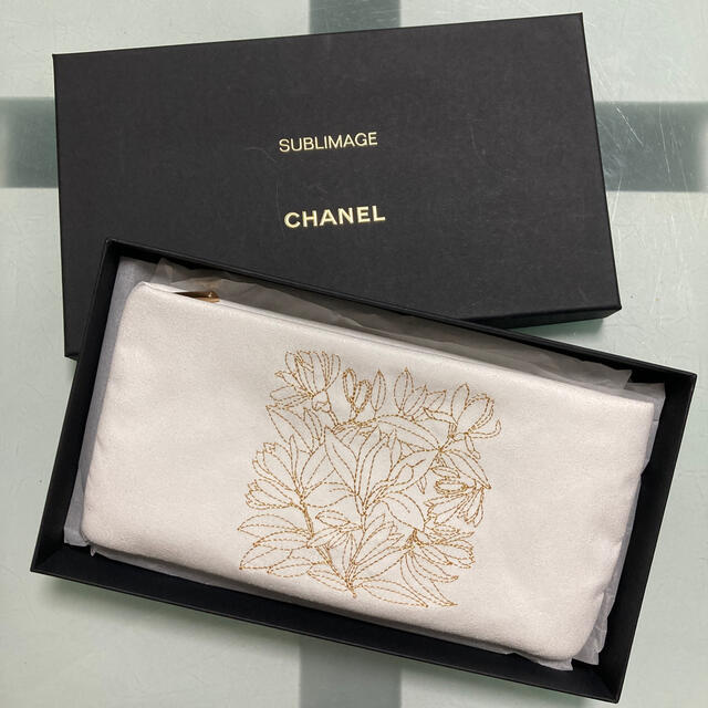 CHANEL(シャネル)のシャネルサブリマージュ　白化粧ポーチ エンタメ/ホビーのコレクション(ノベルティグッズ)の商品写真