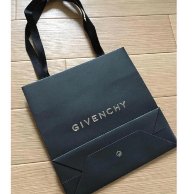 GIVENCHY(ジバンシィ)のジバンシイ　紙袋 レディースのバッグ(ショップ袋)の商品写真