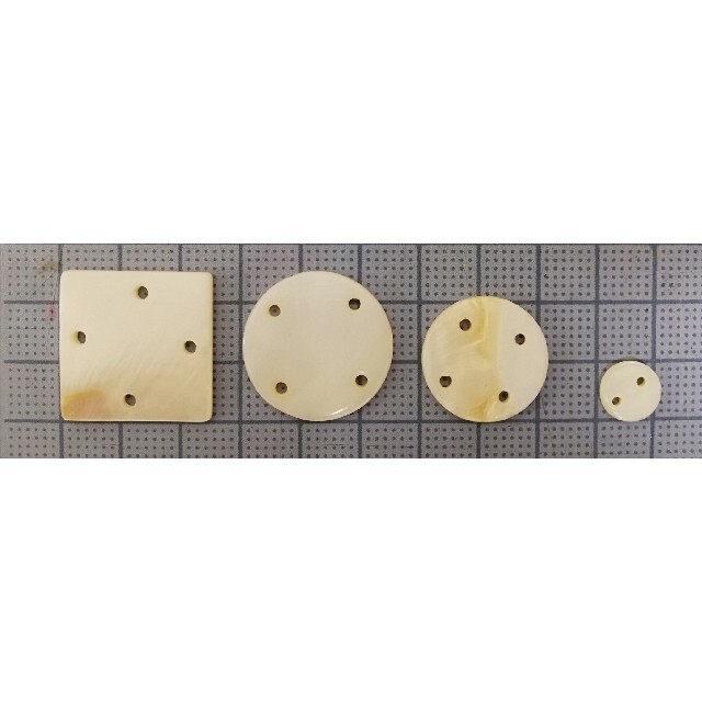 貝ボタン　飾りボタン（小）丸・63個 ハンドメイドの素材/材料(各種パーツ)の商品写真