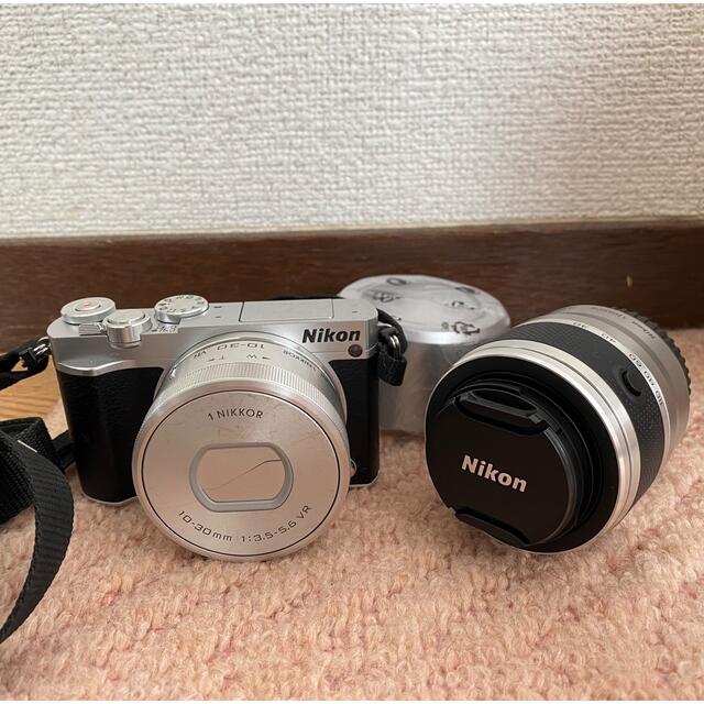 Nikon(ニコン)のNikon NIKON 1 J5 SILVER Wレンズキット スマホ/家電/カメラのカメラ(ミラーレス一眼)の商品写真