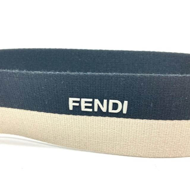 FENDI(フェンディ)のフェンディ ロゴ ストラップユー ショルダーストラップ ブラック×アイボリー スマホ/家電/カメラのスマホアクセサリー(ストラップ/イヤホンジャック)の商品写真