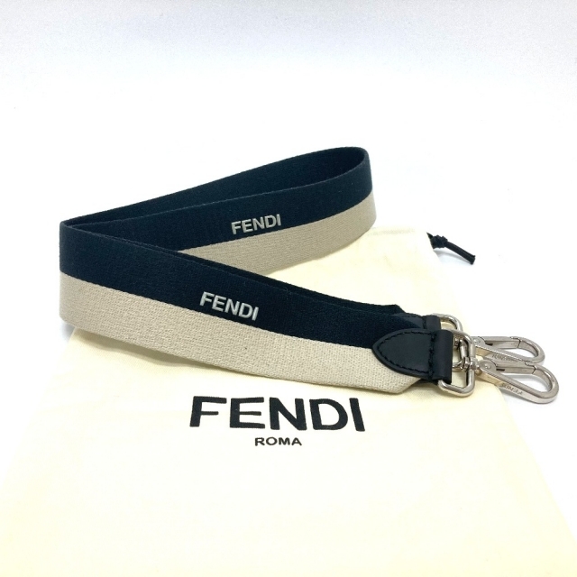 FENDI(フェンディ)のフェンディ ロゴ ストラップユー ショルダーストラップ ブラック×アイボリー スマホ/家電/カメラのスマホアクセサリー(ストラップ/イヤホンジャック)の商品写真