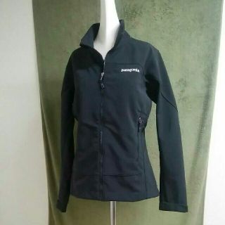 パタゴニア(patagonia)のPatagoniaパタゴニア　ソフトシェルジャケット　黒　レディースM(登山用品)