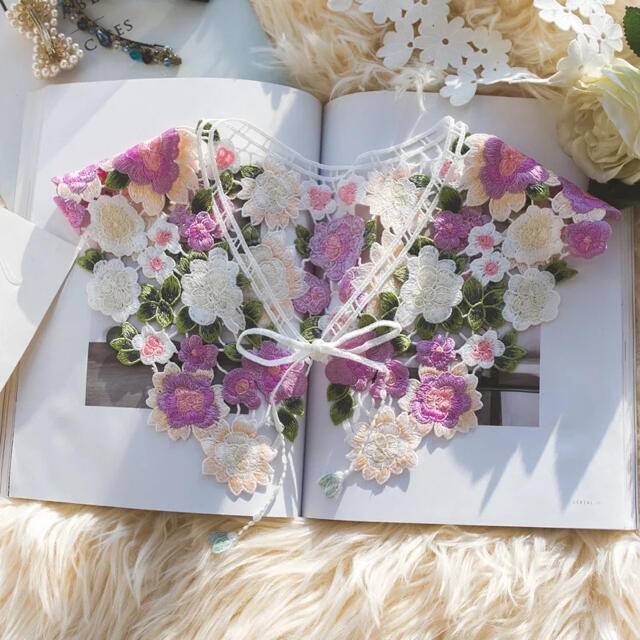 刺繍レース つけ襟 花 白 紫 ボタニカル アクセサリー アンティーク レトロ レディースのアクセサリー(つけ襟)の商品写真
