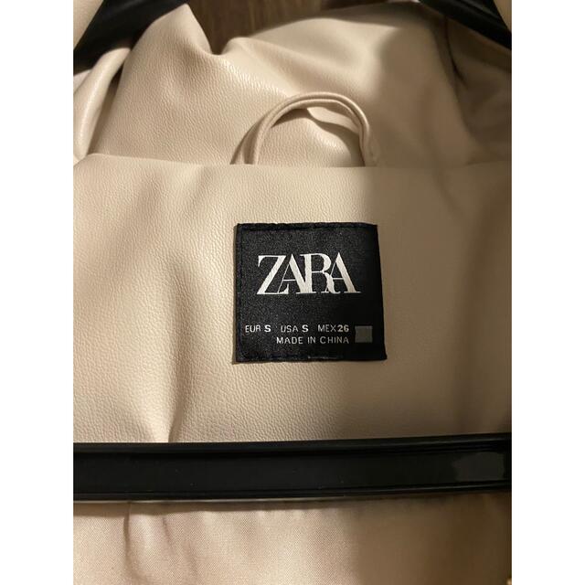 ZARA(ザラ)のZARA フェイクレザーフードベスト　エクリュ レディースのトップス(ベスト/ジレ)の商品写真