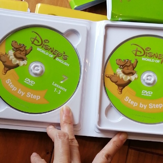 Disney(ディズニー)のDWEディズニー英語 ステップバイステップ6巻セット 大幅値下げ中 エンタメ/ホビーのDVD/ブルーレイ(キッズ/ファミリー)の商品写真