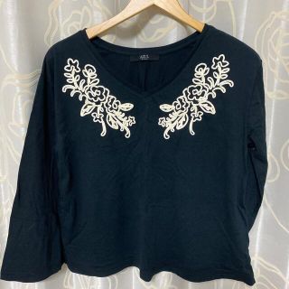 アズールバイマウジー(AZUL by moussy)のAZUL by moussy 刺繍　Vネック　トップス(Tシャツ/カットソー(七分/長袖))