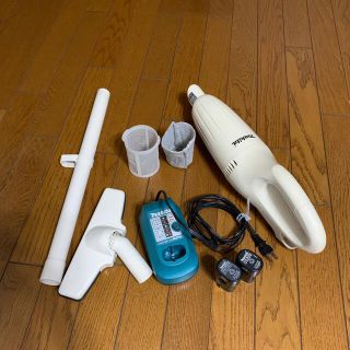 マキタ(Makita)のマキタ 充電式クリーナー　CL070D 充電器、バッテリー2個付き！(掃除機)