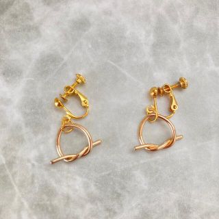 セリーヌ(celine)のハンドメイド　ねじり　結び目　ピアス　イヤリング(ピアス)