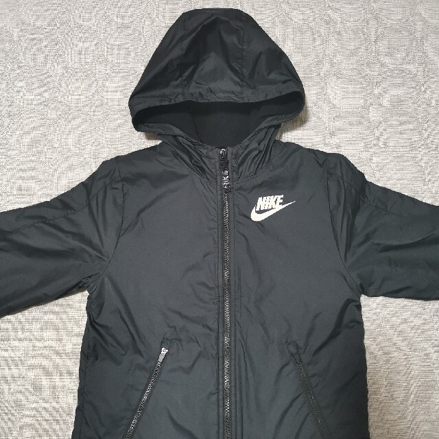 NIKE(ナイキ)のナイキ　キッズ　アウター　120〜130㌢　黒 キッズ/ベビー/マタニティのキッズ服男の子用(90cm~)(ジャケット/上着)の商品写真