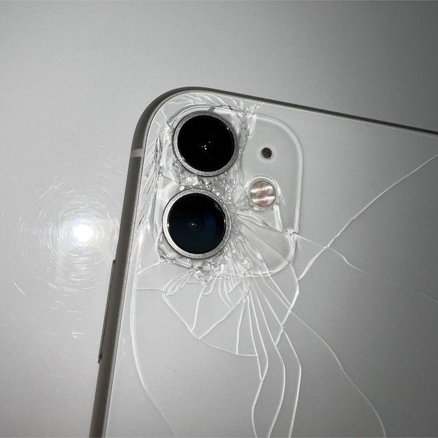 iPhone(アイフォーン)のiPhone11 本体　64GB ホワイト　SIMフリー　ジャンク品 スマホ/家電/カメラのスマートフォン/携帯電話(スマートフォン本体)の商品写真