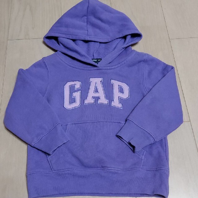 GAP Kids(ギャップキッズ)のベビーギャップ GAP ロゴ フード付き パーカー トレーナー  紫 95cm キッズ/ベビー/マタニティのキッズ服男の子用(90cm~)(ジャケット/上着)の商品写真