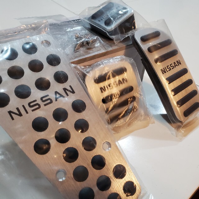 ネジ不要タイプ■日産NISSAN NV250／NV350キャラバン アルミペダル