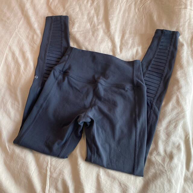 lululemon(ルルレモン)のalo yoga moto legging ダークグレー / lululemon レディースのレッグウェア(レギンス/スパッツ)の商品写真