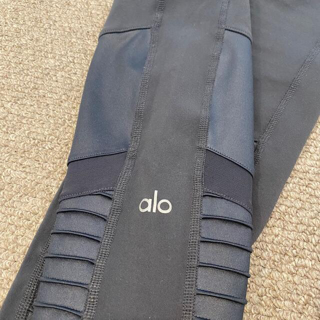 lululemon(ルルレモン)のalo yoga moto legging ダークグレー / lululemon レディースのレッグウェア(レギンス/スパッツ)の商品写真