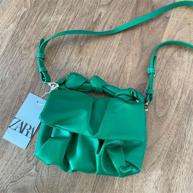 ZARA(ザラ)のZARA グリーン ソフト ノット クロスボディバッグ ショルダー 2way 緑 レディースのバッグ(ハンドバッグ)の商品写真