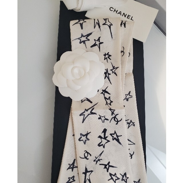 CHANEL(シャネル)の本日まで♡最終♡シャネル♡新作♡スカーフ♡新品未使用 レディースのファッション小物(バンダナ/スカーフ)の商品写真