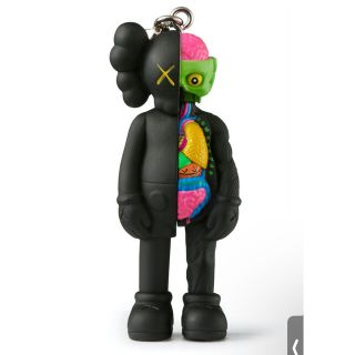 メディコムトイ(MEDICOM TOY)のKAWS TOKYOFIRST キーホルダー ブラック(キャラクターグッズ)