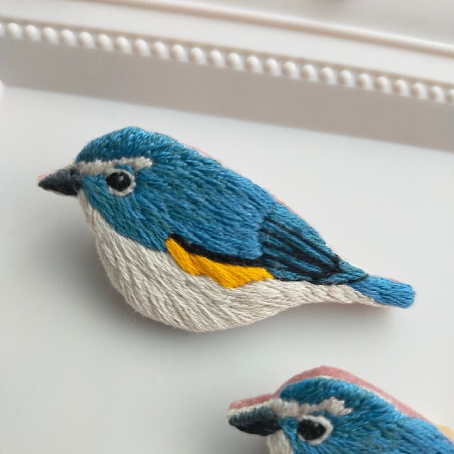 手刺繍ブローチ  幸せ運ぶルリビタキ  野鳥