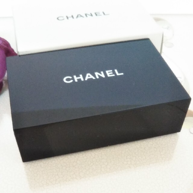 【CHANEL】未使用シャネル  ミラー付き ノベルティ小物入れ