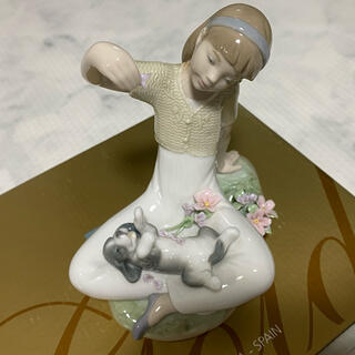 リヤドロ LLADRO PLAYTIME WITH PETALS 犬と少女(彫刻/オブジェ)