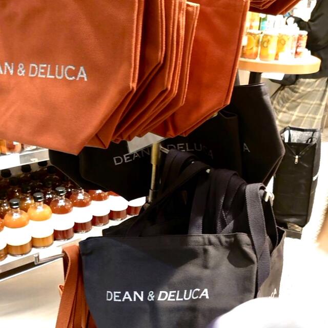 DEAN & DELUCA(ディーンアンドデルーカ)のDEAN&DELUCA チャリティートート　2021 ホリデーシーズン レディースのバッグ(トートバッグ)の商品写真