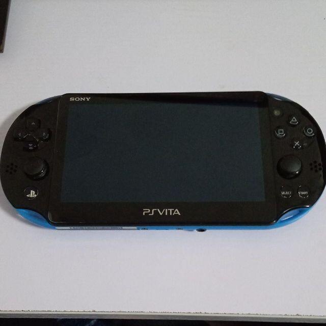 PlayStation Vita(プレイステーションヴィータ)のPlayStation®Vita（PCH-2000シリーズ） Wi-Fiモデル エンタメ/ホビーのゲームソフト/ゲーム機本体(家庭用ゲーム機本体)の商品写真