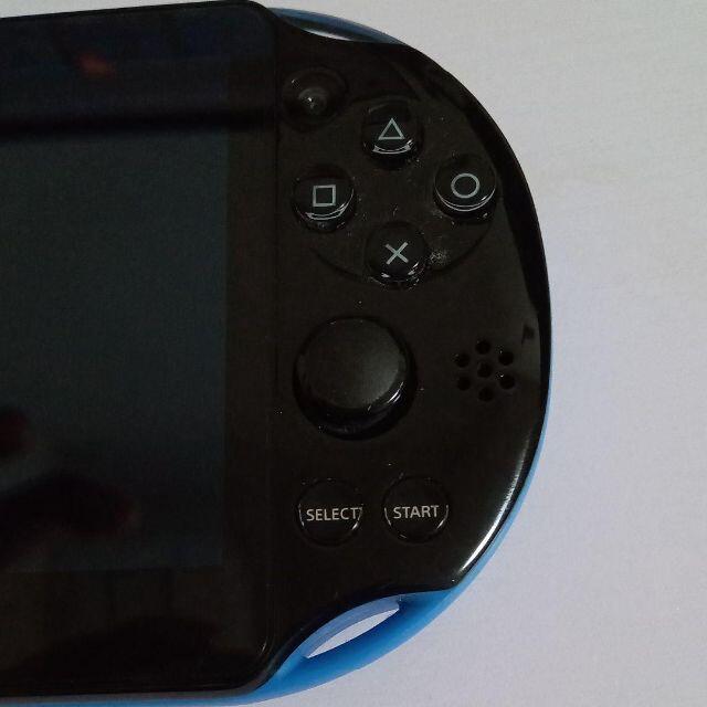 PlayStation Vita(プレイステーションヴィータ)のPlayStation®Vita（PCH-2000シリーズ） Wi-Fiモデル エンタメ/ホビーのゲームソフト/ゲーム機本体(家庭用ゲーム機本体)の商品写真