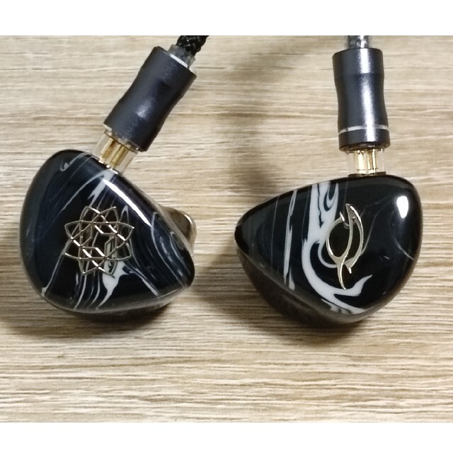 Seeaudio Bravery 中古 中華 イヤホン IEM  スマホ/家電/カメラのオーディオ機器(ヘッドフォン/イヤフォン)の商品写真