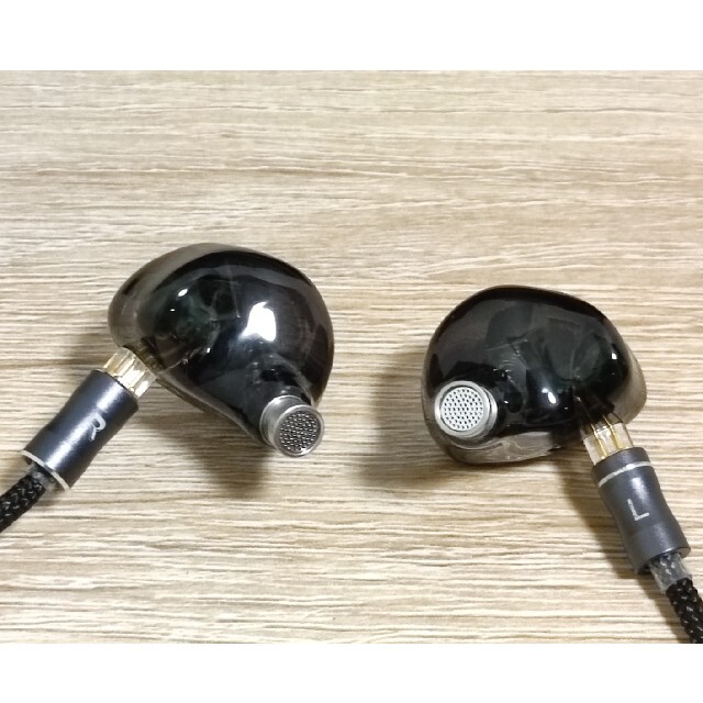 Seeaudio Bravery 中古 中華 イヤホン IEM  スマホ/家電/カメラのオーディオ機器(ヘッドフォン/イヤフォン)の商品写真