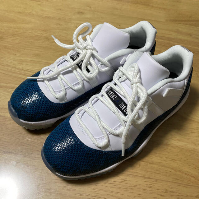 NIKE(ナイキ)のNIKE AIR JORDAN 11 SNAKE LOW 26.0 メンズの靴/シューズ(スニーカー)の商品写真