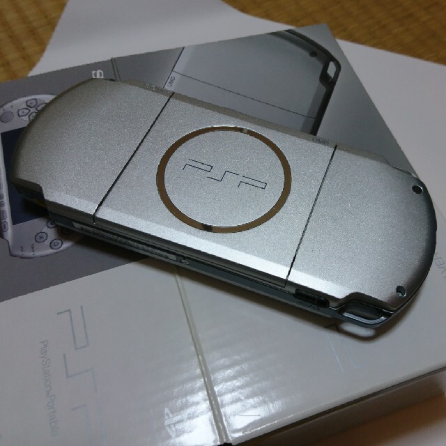 PlayStation Portable(プレイステーションポータブル)のPSP-3000 ミスティックシルバー SONY エンタメ/ホビーのゲームソフト/ゲーム機本体(携帯用ゲーム機本体)の商品写真