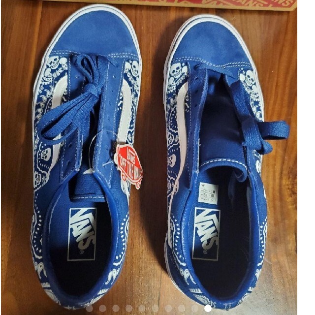 VANS(ヴァンズ)の【新品】VANS　スカル&ペイズリー柄スニーカー　ブルー　25.0cm レディースの靴/シューズ(スニーカー)の商品写真