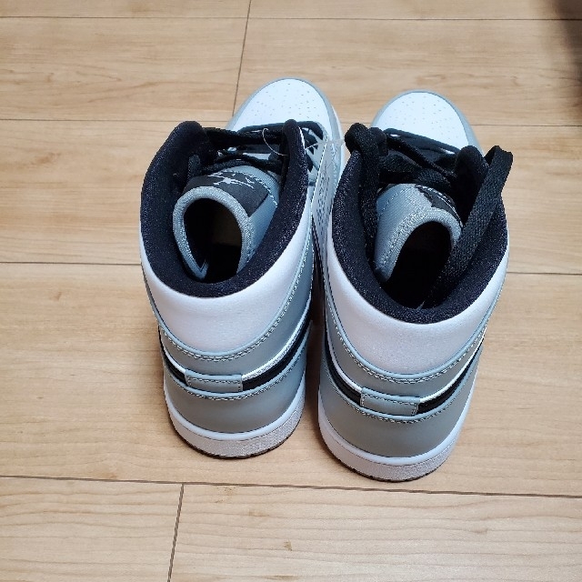 NIKE(ナイキ)のNIKE AIR JORDAN 1 MID LIGHT SMOKE GREY メンズの靴/シューズ(スニーカー)の商品写真