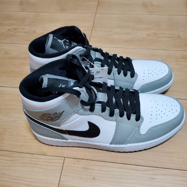 NIKE(ナイキ)のNIKE AIR JORDAN 1 MID LIGHT SMOKE GREY メンズの靴/シューズ(スニーカー)の商品写真