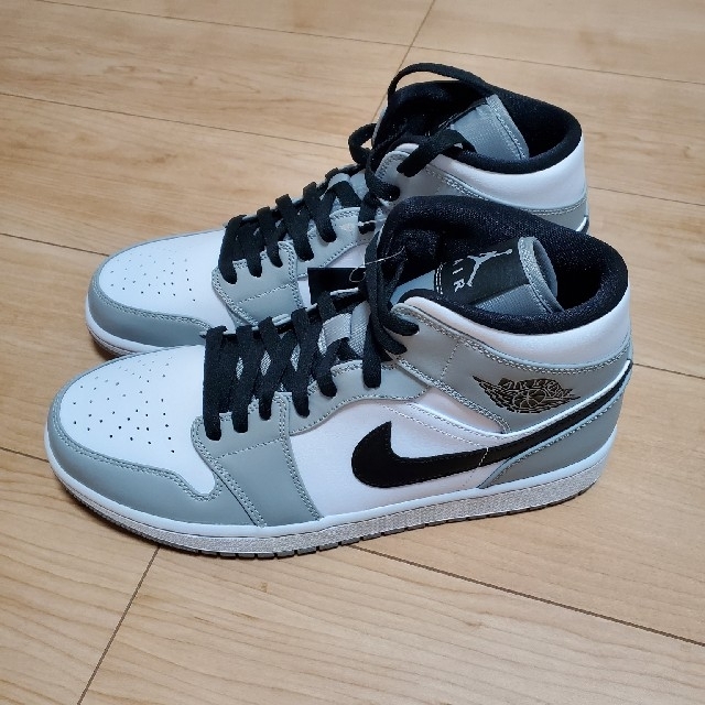 NIKE(ナイキ)のNIKE AIR JORDAN 1 MID LIGHT SMOKE GREY メンズの靴/シューズ(スニーカー)の商品写真