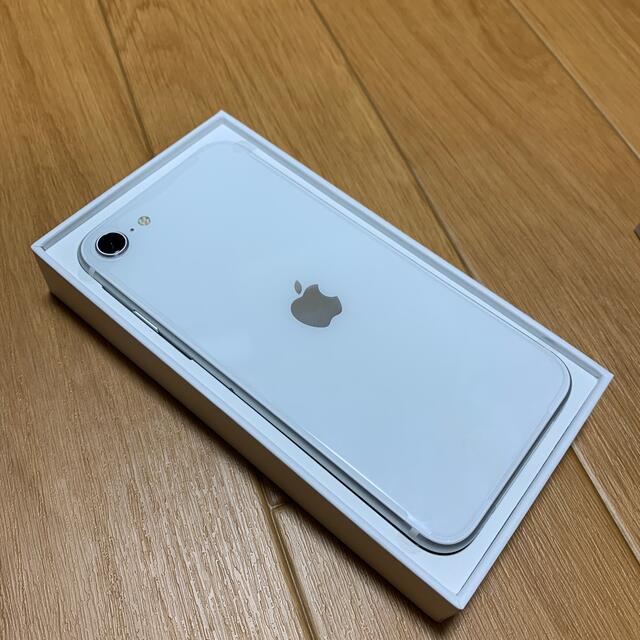 Apple(アップル)の[新品]iPhoneSE2 128GB ホワイト スマホ/家電/カメラのスマートフォン/携帯電話(スマートフォン本体)の商品写真