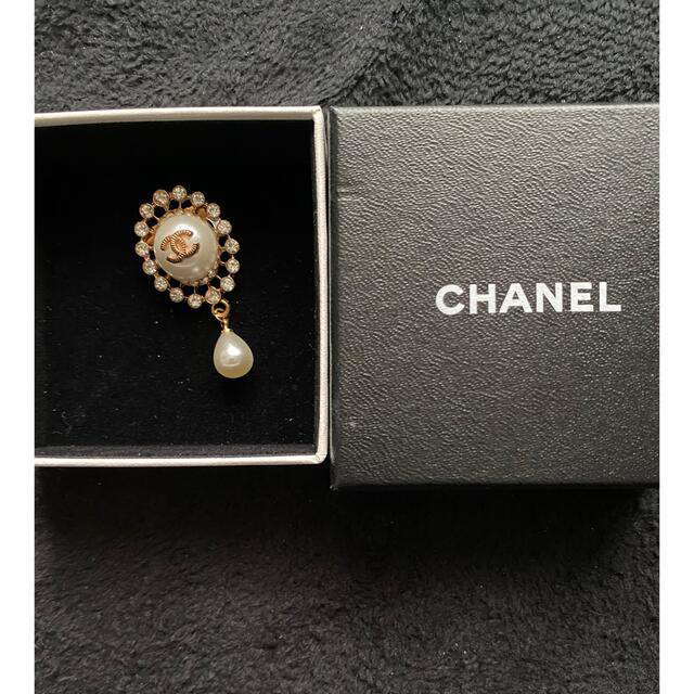 CHANEL(シャネル)のブローチ フェイクパール CHANEL ノベルティ 化粧品付き レディースのアクセサリー(ブローチ/コサージュ)の商品写真