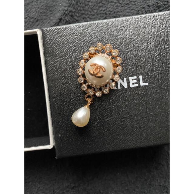 CHANEL(シャネル)のブローチ フェイクパール CHANEL ノベルティ 化粧品付き レディースのアクセサリー(ブローチ/コサージュ)の商品写真