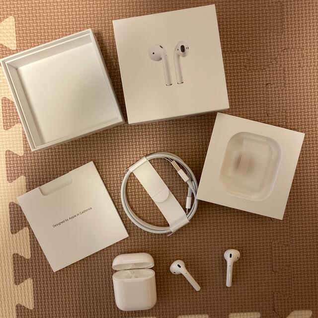 Apple(アップル)のAPPLE AirPods 第一世代　イヤホン MMEF2J/A スマホ/家電/カメラのオーディオ機器(ヘッドフォン/イヤフォン)の商品写真
