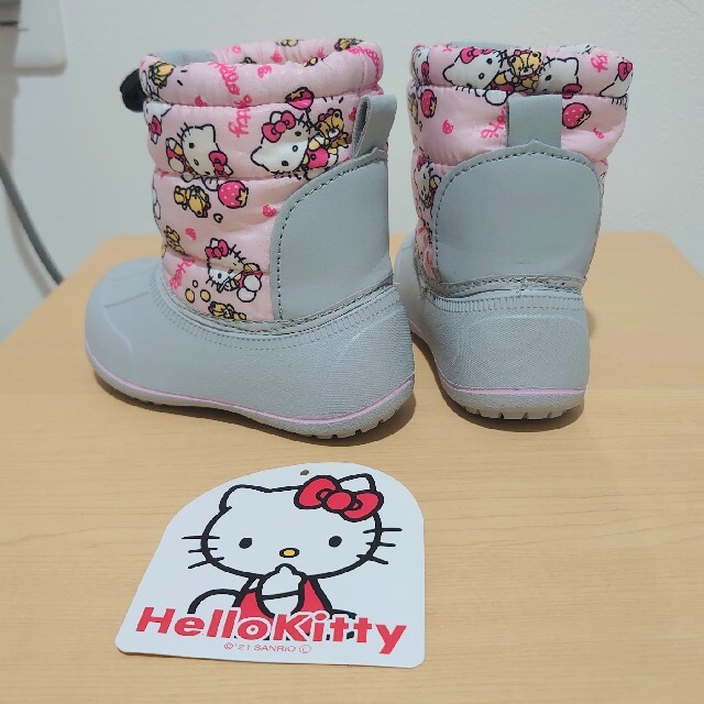 新品未使用13センチハローキティ防水スノーブーツキティちゃん