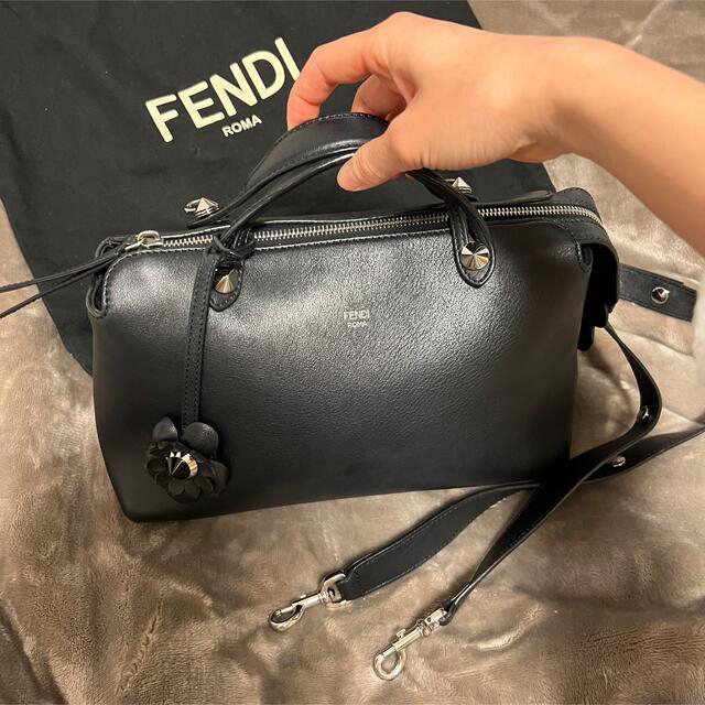 FENDI(フェンディ)のFENDI.2wayフラワー付きバイザウェイ.ブラック.ショルダーハンドバッグ レディースのバッグ(ハンドバッグ)の商品写真