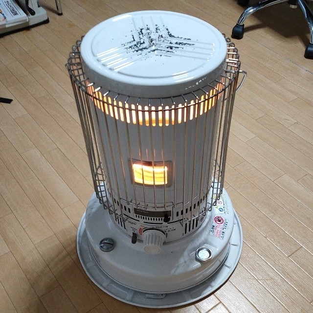 トヨトミ　対流型　灯油ストーブ　KS-6700 スマホ/家電/カメラの冷暖房/空調(ストーブ)の商品写真