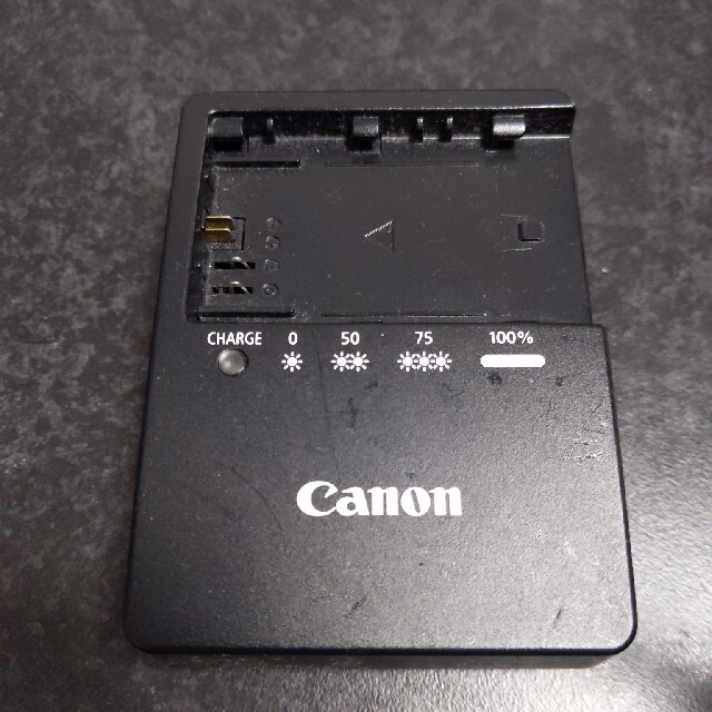 Canon(キヤノン)のCanon 一眼レフ充電器 スマホ/家電/カメラのカメラ(デジタル一眼)の商品写真