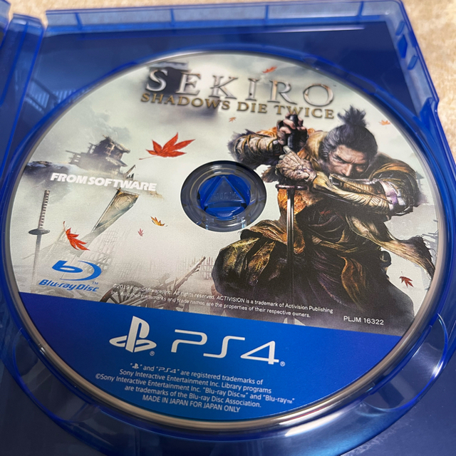 PlayStation4(プレイステーション4)の［値下げしました］SEKIRO エンタメ/ホビーのゲームソフト/ゲーム機本体(家庭用ゲームソフト)の商品写真